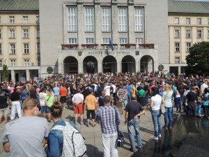 Demonstrace na Prokešově náměstí nebyla povolena, radikálové se sem přesunuli z nedalekých Komenského sadů.